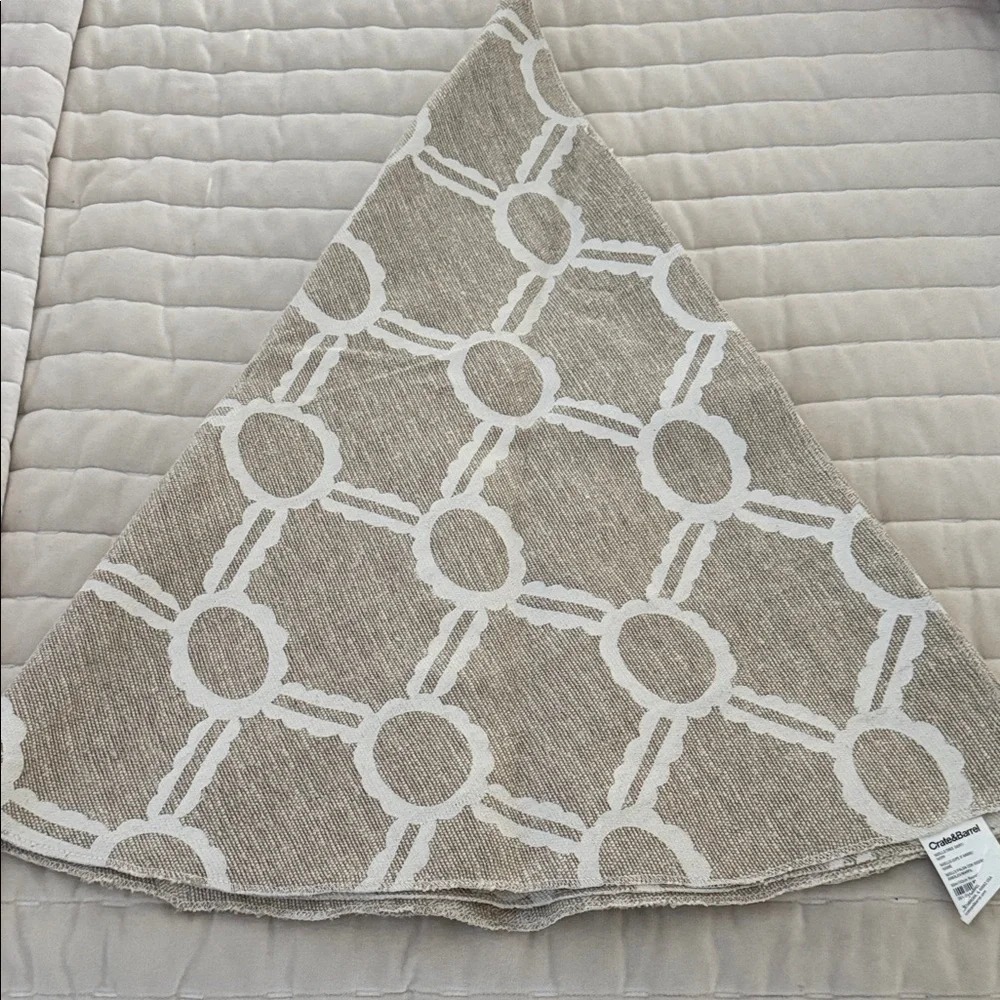 Crate&Barrel Noelle Ivory Christmas Tree Skirt NEW!  ✨ 60